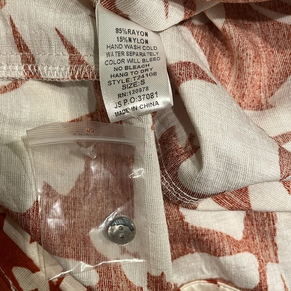 NWT Entro Rust and White Abstract Floral Blouse size small - Picture 9 of 9